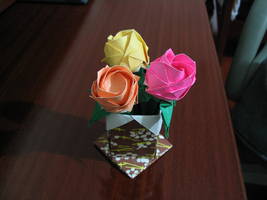 Rosas de Kawasaki (uma das versões, com sépala e caule) num vaso - Origami - set/2005