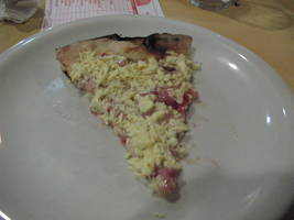 Pizza de chocolate branco com morango do Tholledo Grill. A melhor pizza doce. :-) - So Paulo, SP - mai/2007