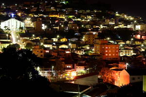 Vista noturna da Rua Oliveira em direo  Av. Jos - Poos de Caldas, MG - jan/2010