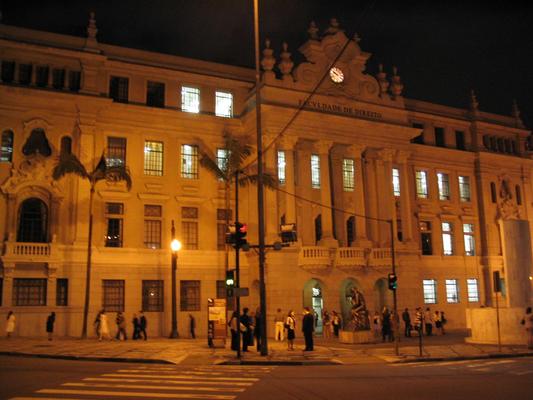 Prédio da Faculdade de Direito do Largo São Francisco (USP) com a fachada recém restaurada - São Paulo, SP - dez/2005