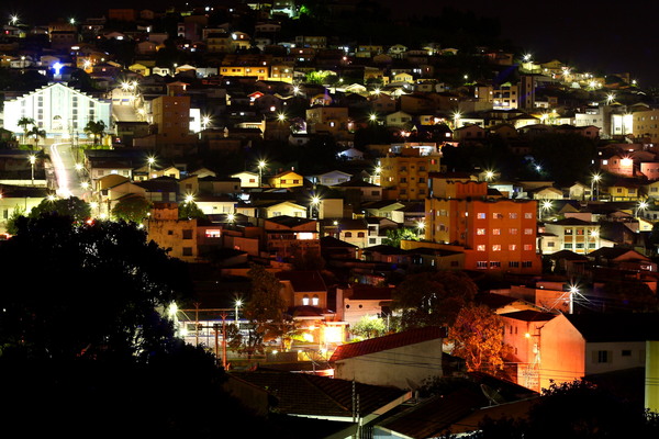 Vista noturna da Rua Oliveira em direção à Av. José - Poços de Caldas, MG - jan/2010